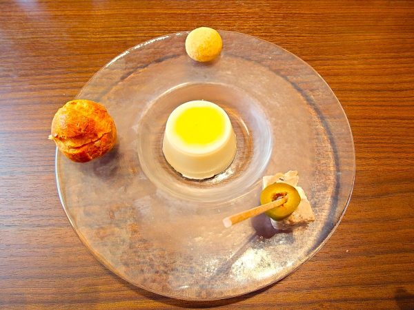 おしゃれな前菜、すりながしの玉ねぎのプリンのようなお料理など