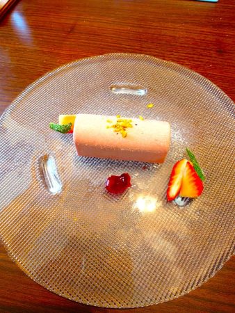 いちごのデザート、ムースのようなアイス