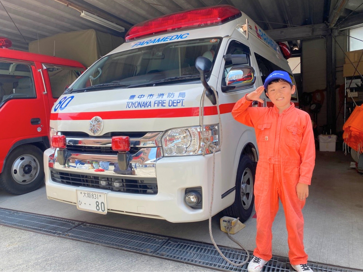 救命講習の後は、憧れの救急車の前で記念撮影。