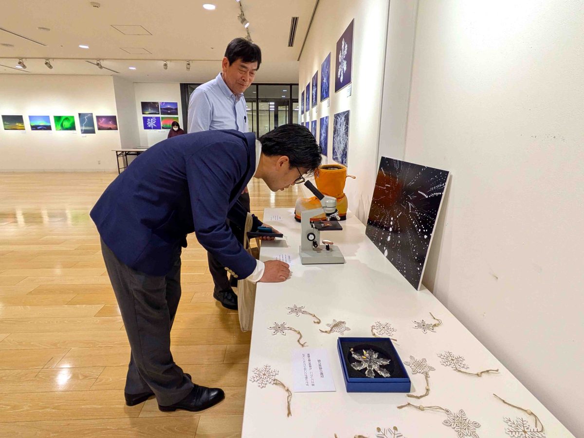 顕微鏡で雪の結晶を見られます。溶けないの？と不思議ですよね。