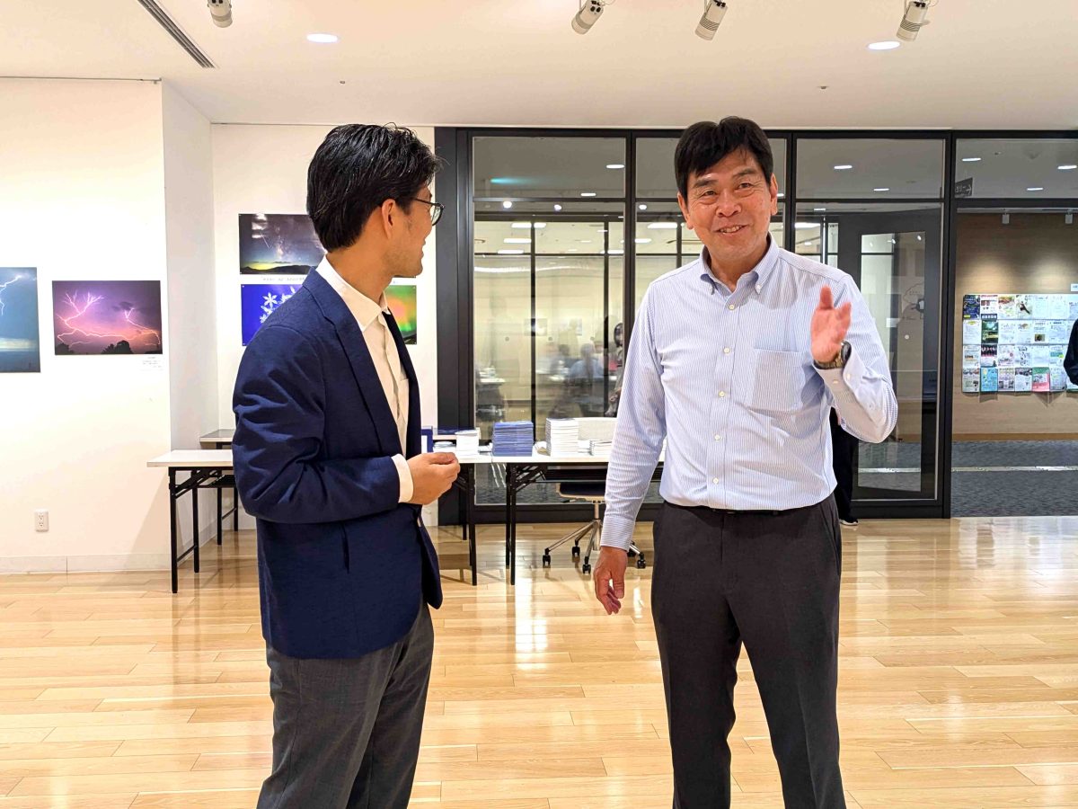 来場者に解説をする武田さん（右）