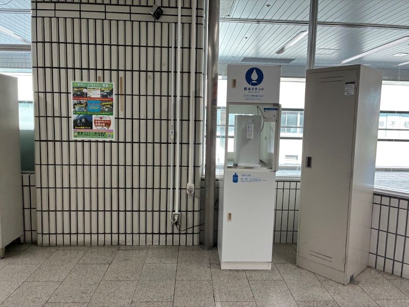 大阪梅田方面行きの階段下にありました
