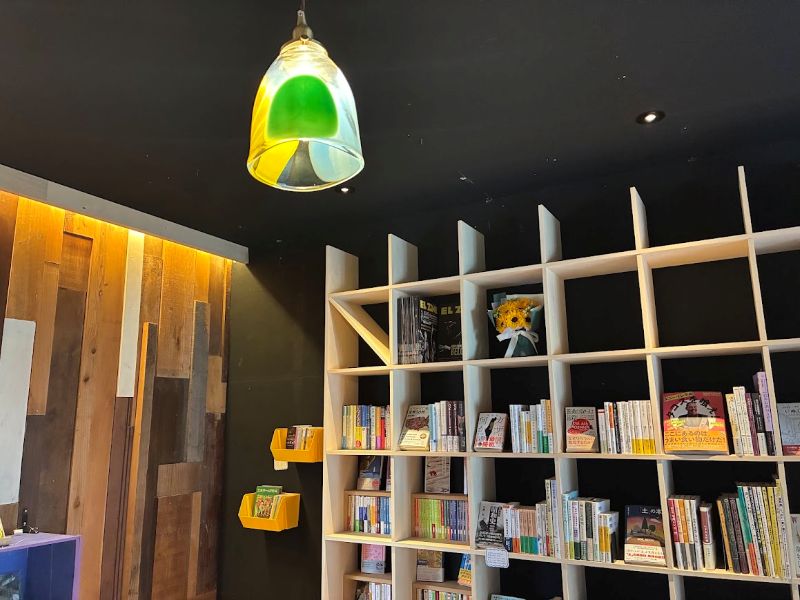 店内にあった素敵な照明は、奥様のお姉さんの作品（茨木のガラス工房「がらす露果」で活動されています）