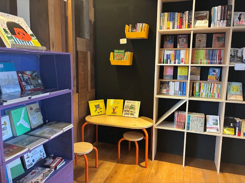 ちょこんと小さないす、子どもの本もあります