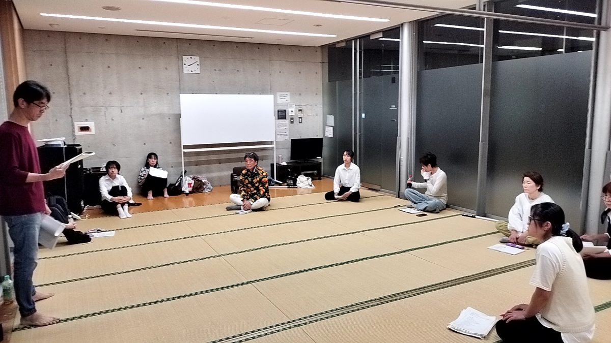 真剣な眼差しで、たろうさん(演出)から改善点を聞きます