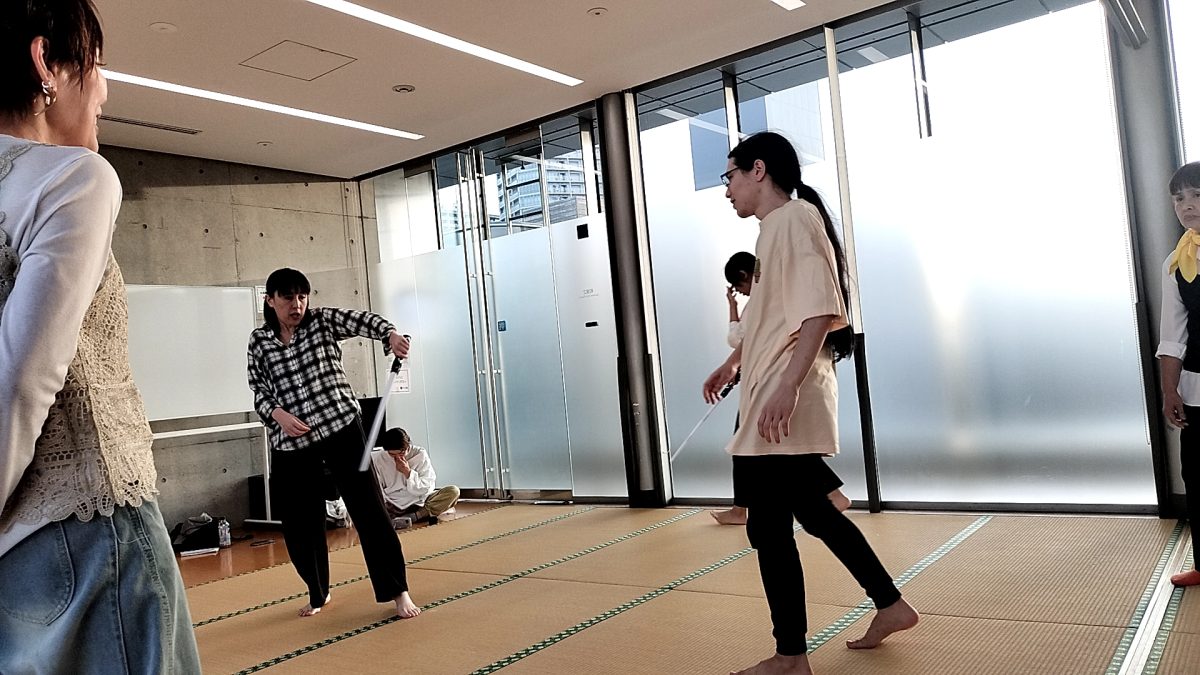 団員の百合さん指導のもと殺陣の稽古