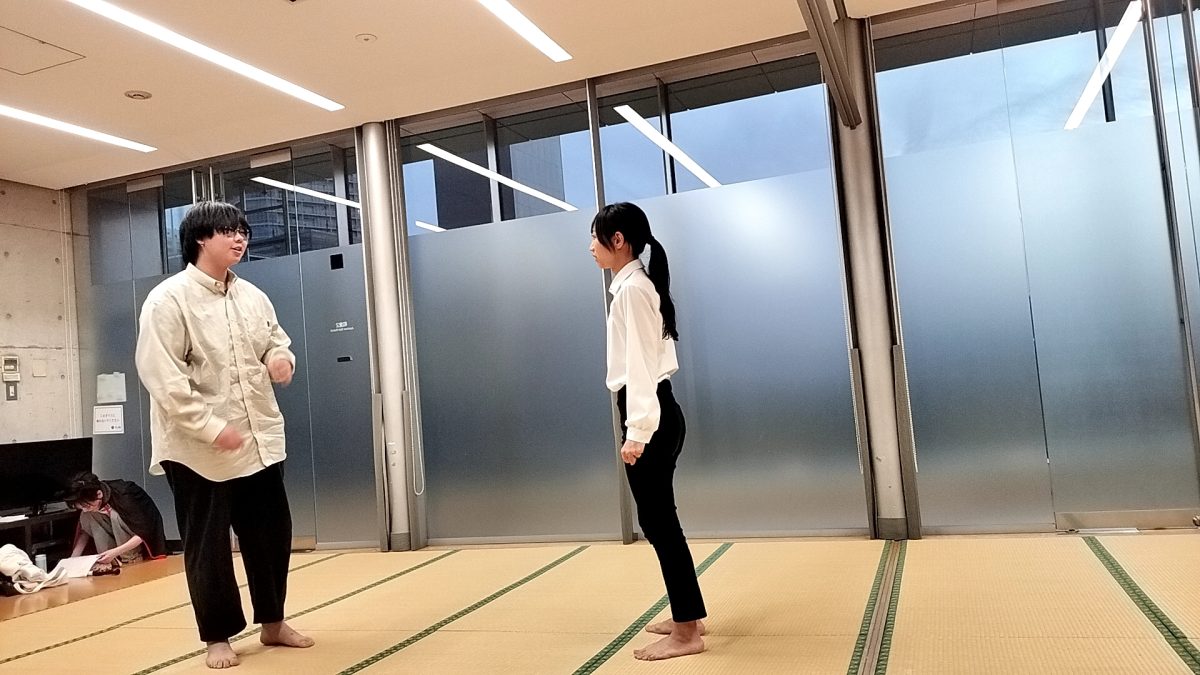 出番のない時には台本チェックも怠りません