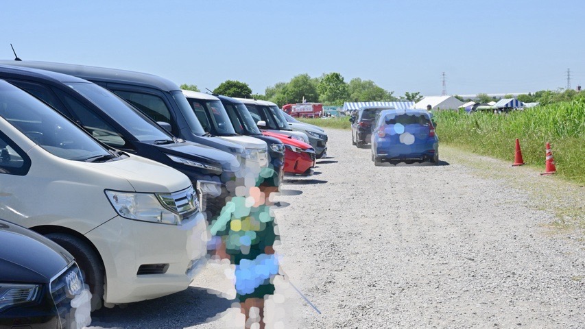 今回は駐車場があり、係員の方が誘導してくださいました。混雑するので、公共交通機関の利用をおすすめします。