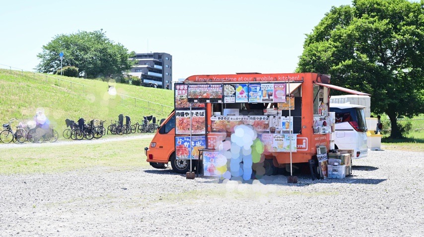 今やすっかりおなじみのキッチンカー。クレープやコーヒー、パスタ、焼きそばなどバラエティにバラエティーに富んだメニューが勢揃いです。