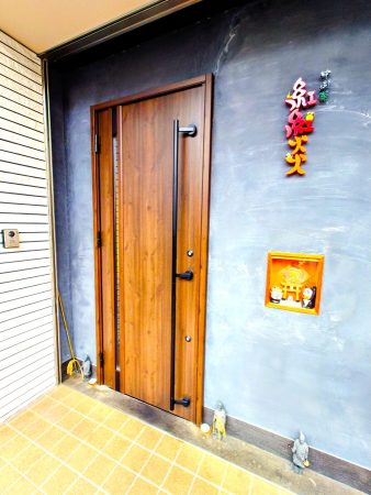 青い壁の入り口