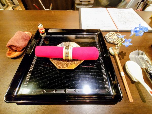赤いナプキンと箸置き、おしゃれなお盆など