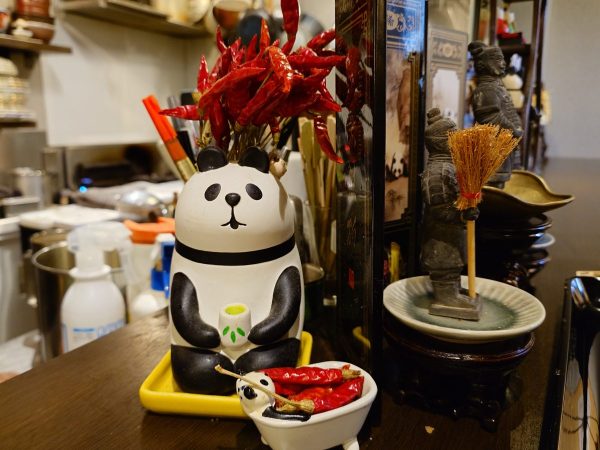 テーブル上のパンダの置物