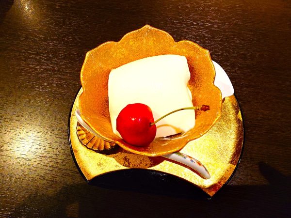濃厚なめらか杏仁豆腐、金の器