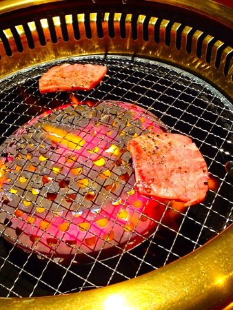 丁寧にタン塩を焼く様子