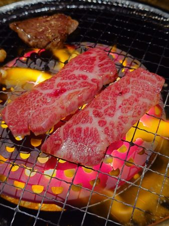 お肉の焼ける様子