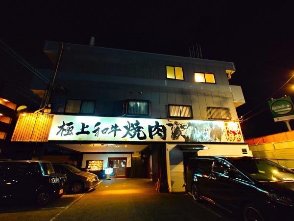にぎわうお店の前の写真、車がたくさん