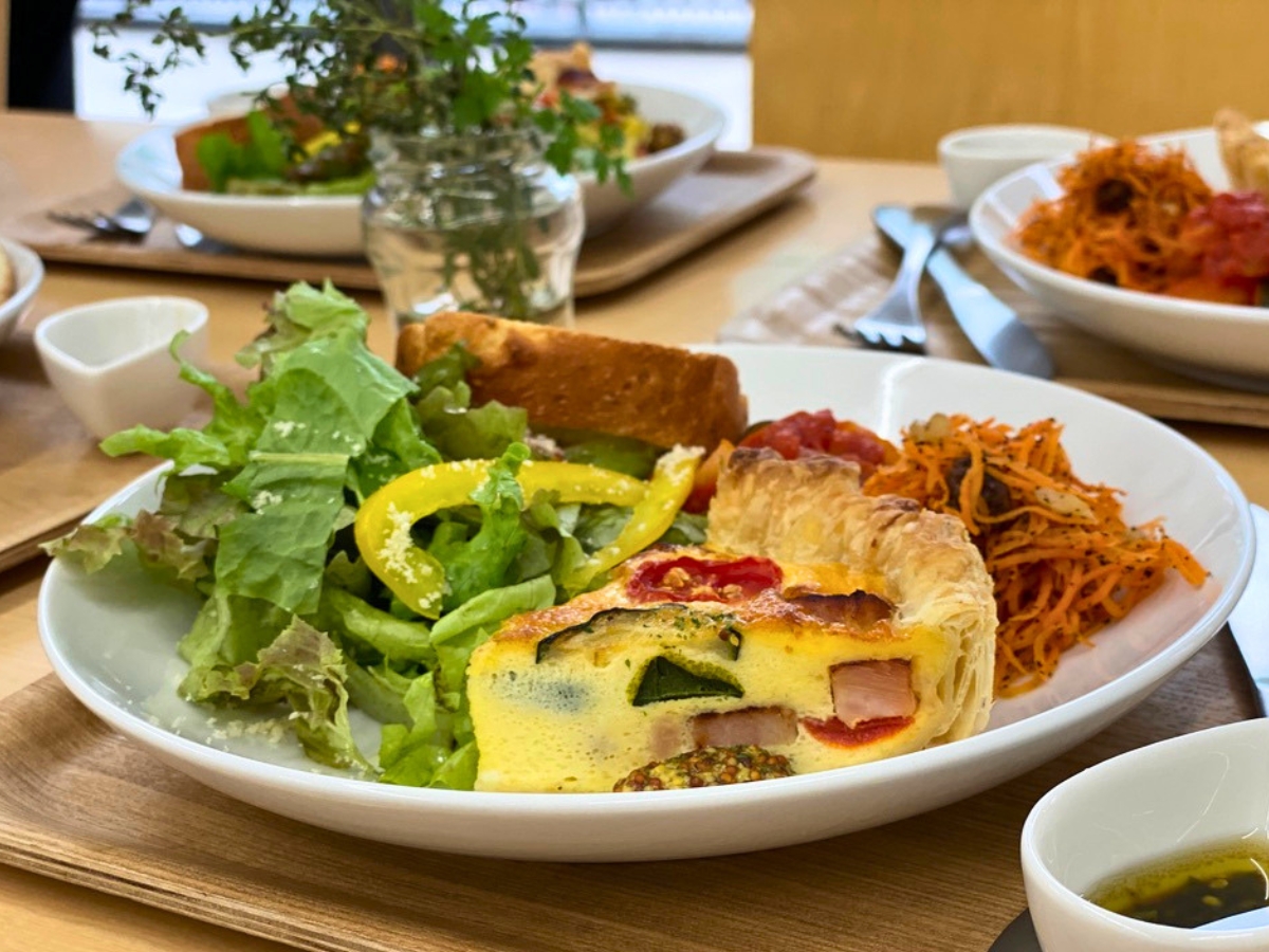 料理にぐっと近づいて撮ることで、料理の質感や彩りがより印象的に伝わります。