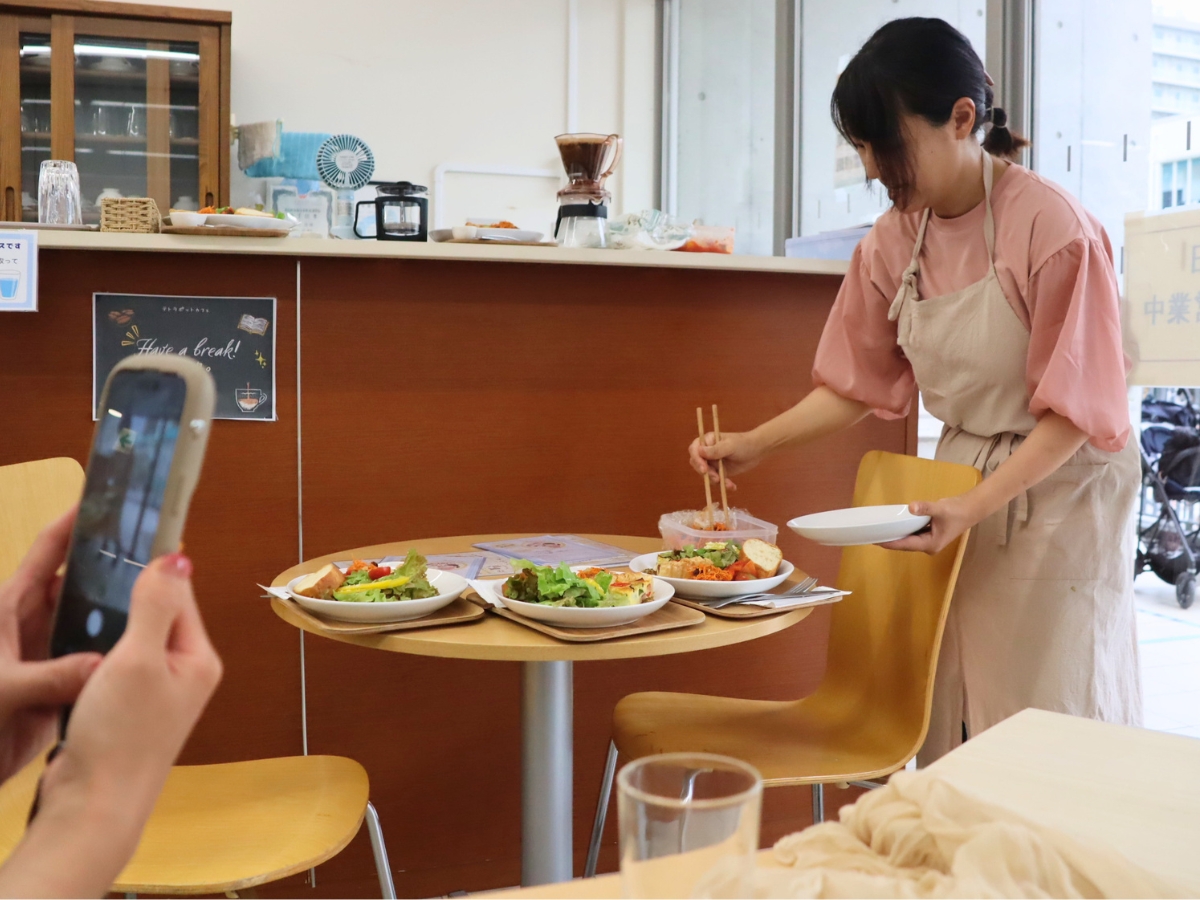 撮影の合間には、カフェオーナーのあっちゃんによる盛り付けのプチレクチャーも。