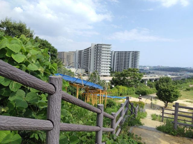 【茨木市】夏のおでかけにおすすめ！無料駐車場完備＆ローラー滑り台が大人気「彩都西公園」