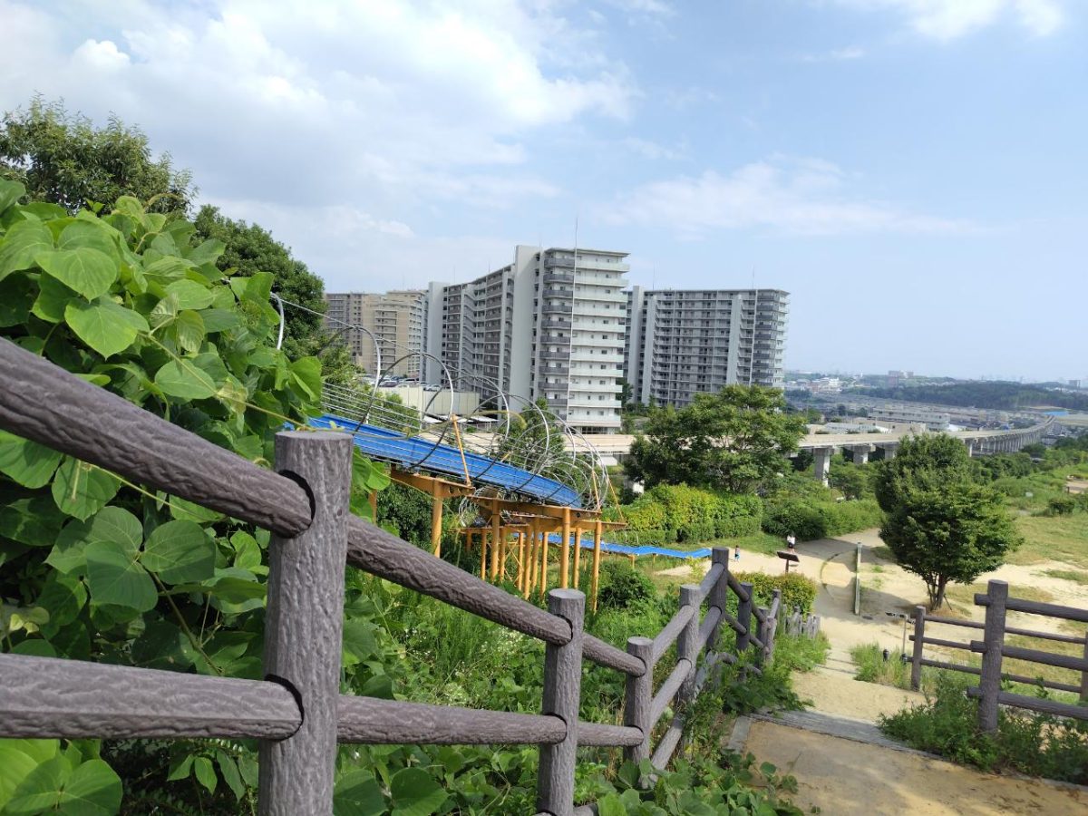 【茨木市】夏のおでかけにおすすめ!無料駐車場完備&ローラー滑り台が大人気「彩都西公園」