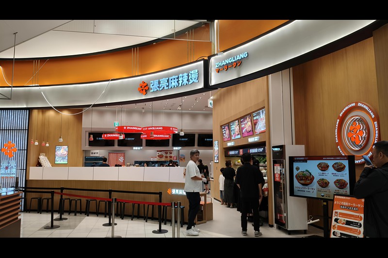 店舗はオープン型。見えないように工夫されていますが、座席とカウンターはかなりあります。