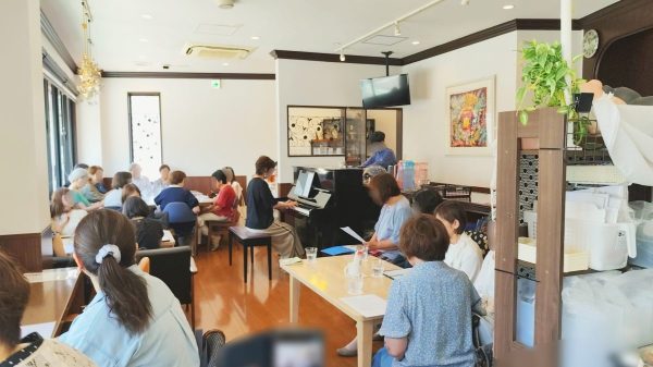 ファーマーズカフェモズ_演奏会の様子