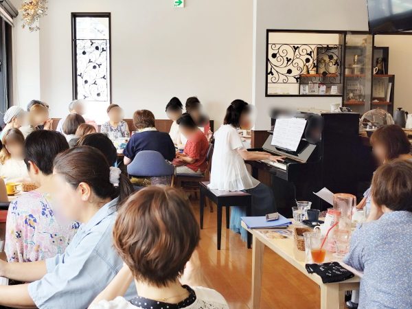 ファーマーズカフェモズ_演奏会の様子2