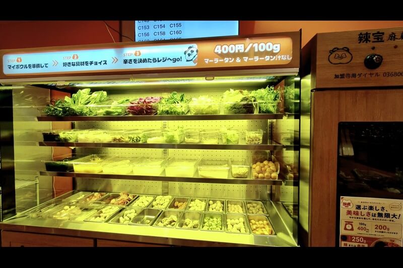 冷蔵ケースにみっしりと隙間なく置かれた具材たち。そろそろ具材の名札が欲しい。撮影：筆者
