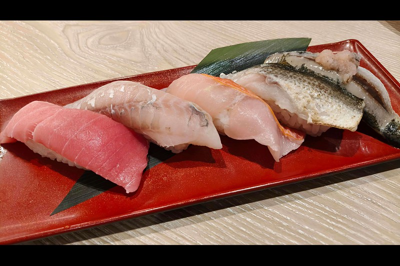 劇団セット朝凪。金目鯛、炙りいわしなど千葉の魅力を贅沢に味わう5貫セット。撮影:筆者