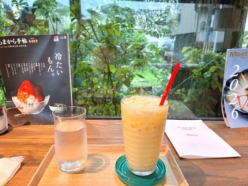 先ほどの庭の見える席で。買った本の読書もはずみます