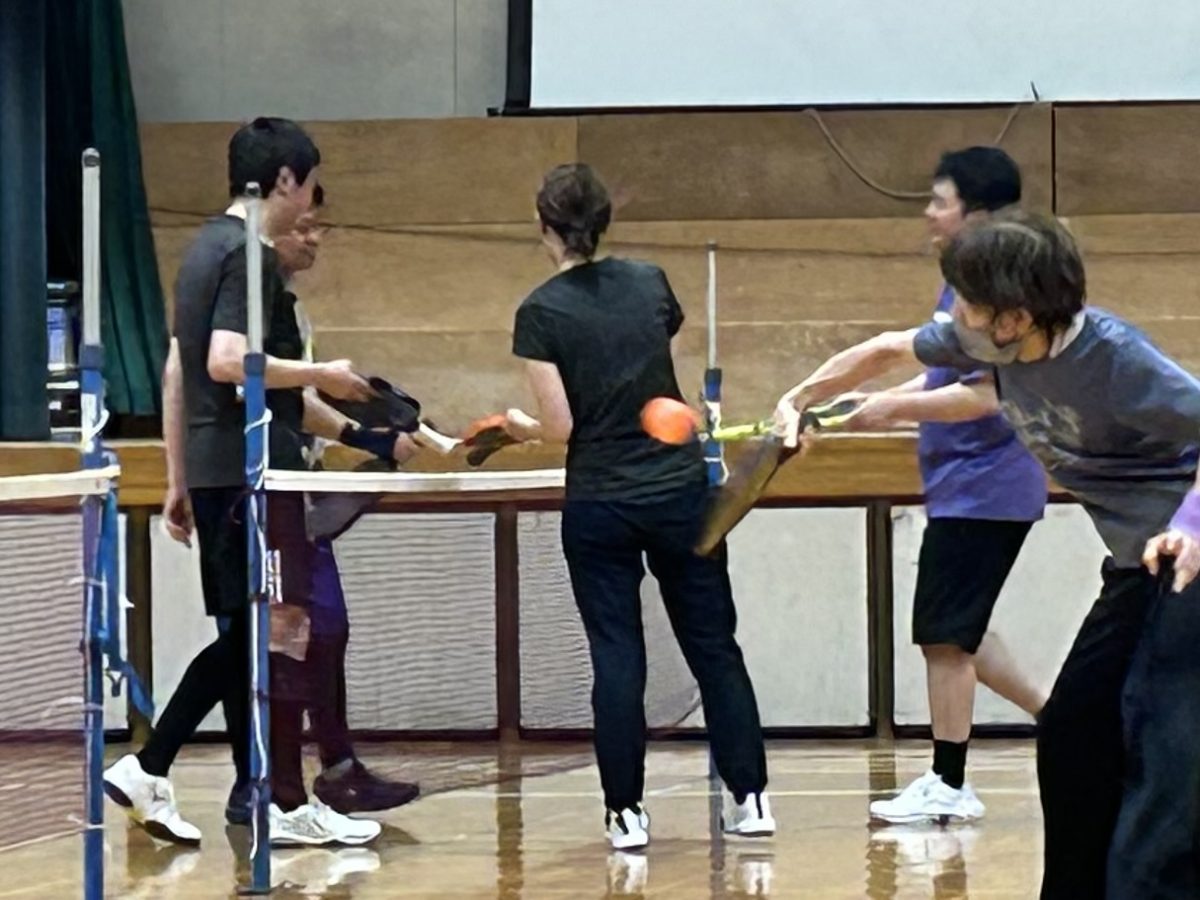 試合の後 プレイヤー同士が パドルを合わせるんですって