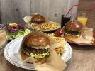【箕面市】映画ポスターに囲まれたアメリカンな空間「ニック＆レネイ箕面店」の限定バーガーがたまらない！