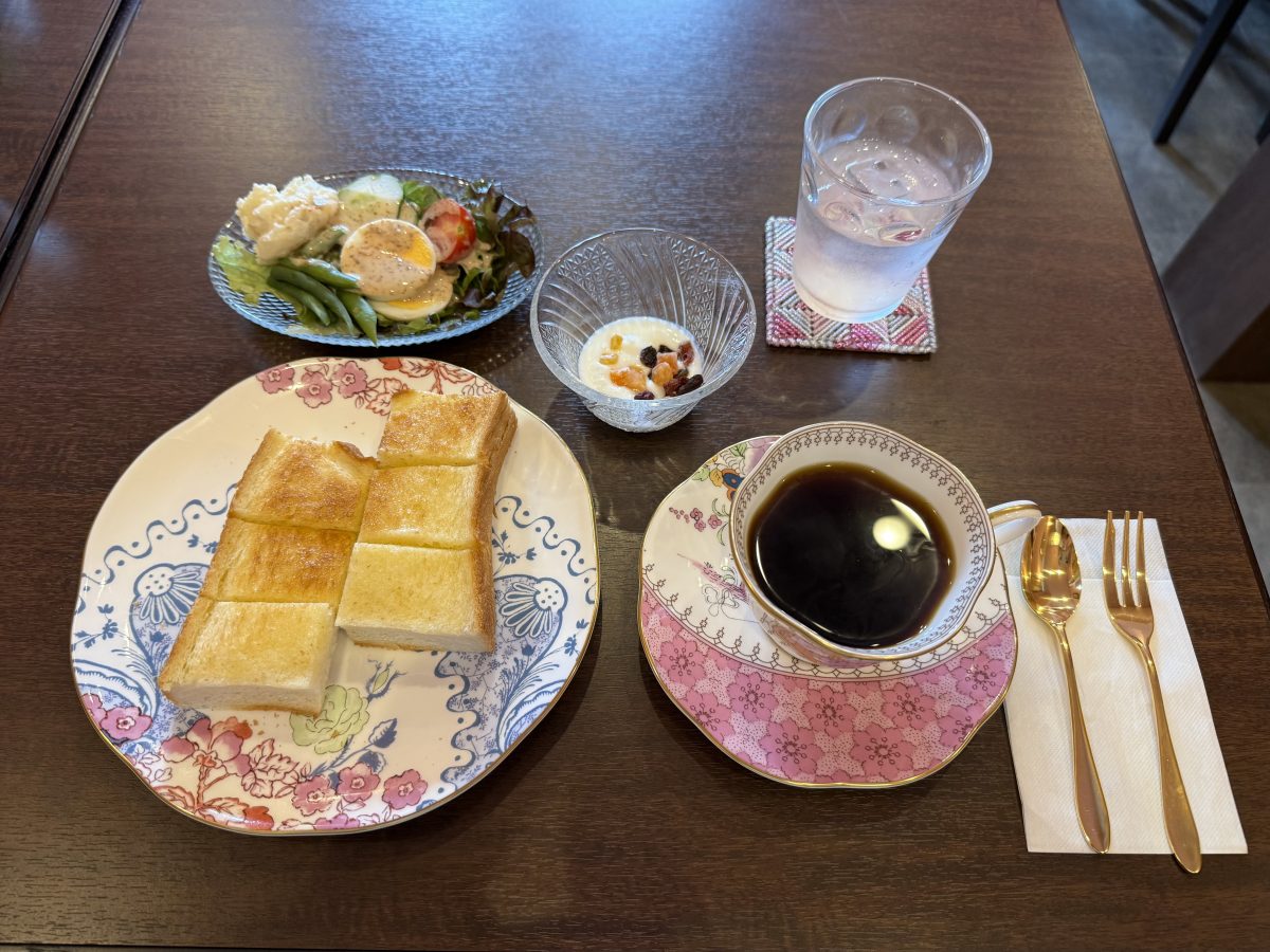 モーニングセット (トースト・サラダ・ヨーグルト・コーヒー)