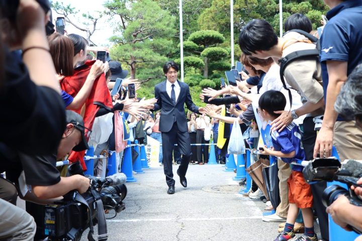 【我孫子市】中村敬斗選手の凱旋セレモニー開催！市役所1階の応援コーナーは8月末まで