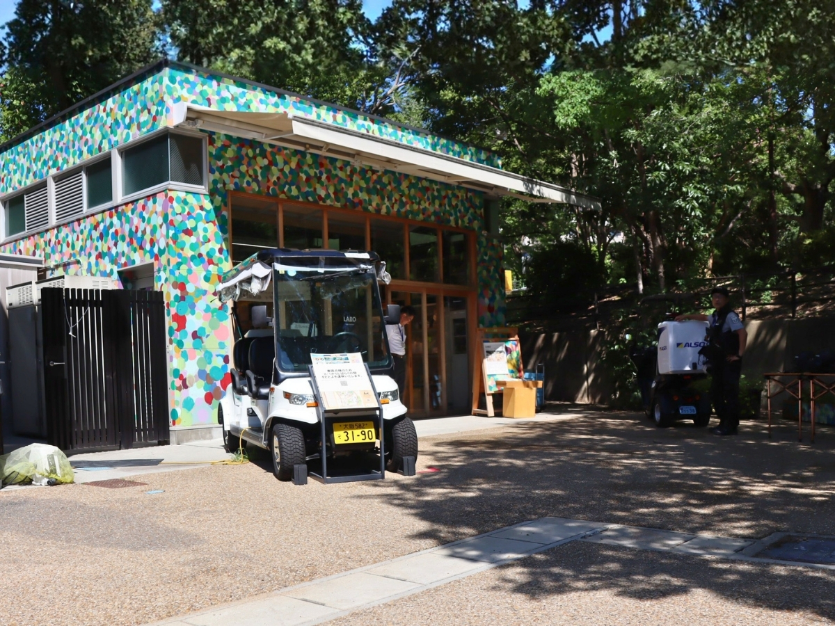 会場は千里中央公園内の「1OOORE SCENES」