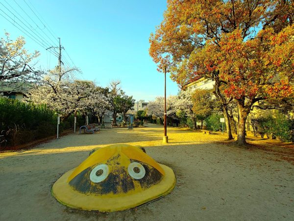 地面にぺたっといるたぬきのオブジェ