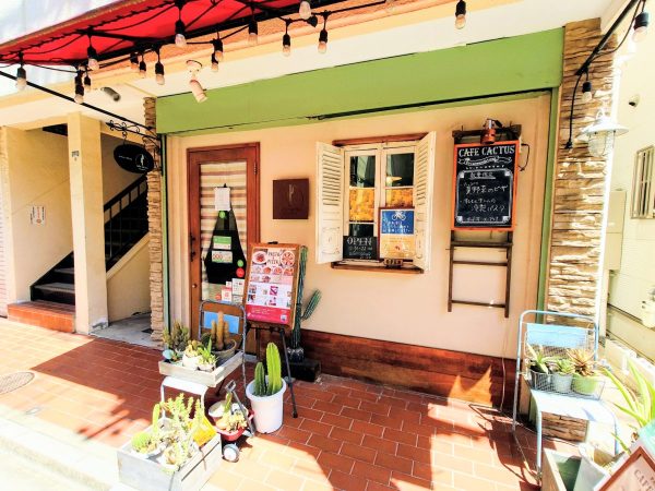 店前の写真、小さな可愛らしい雰囲気