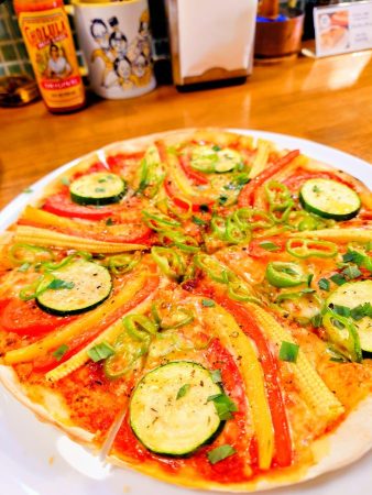 焼きたてピザ！赤・黄・緑色の野菜たちが美しい