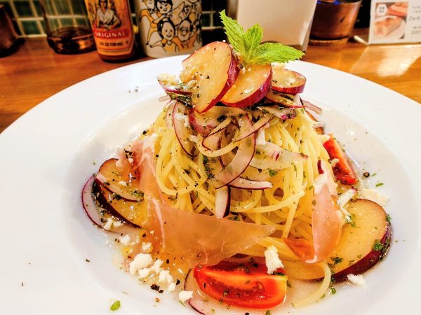 すももと生ハムの冷製パスタ！巻きつけ方も美しい