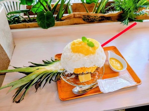 パイナップルは実半分をくりぬいた器で豪華