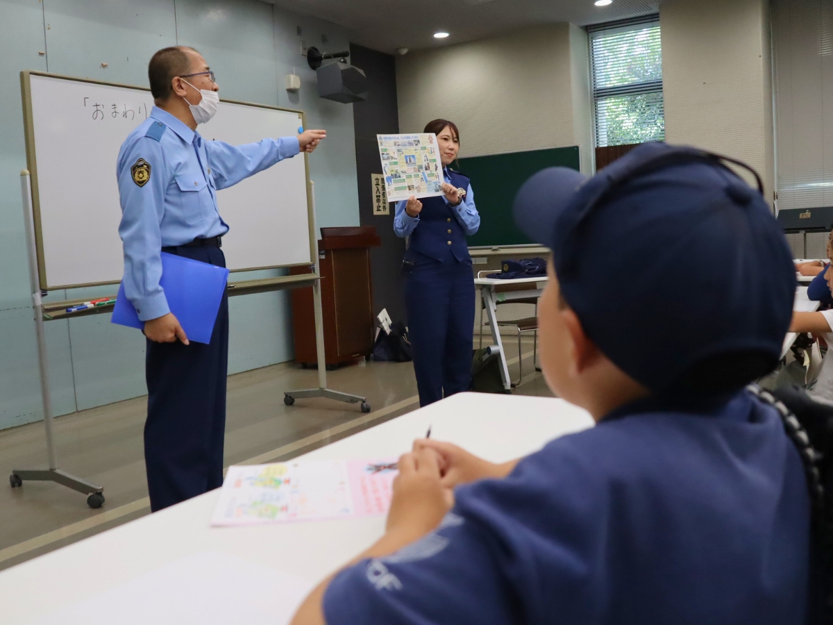 警察のさまざまな仕事について学びました。