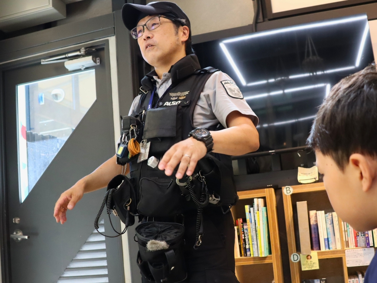 実際に使われている警備員さんの装備を間近で見学