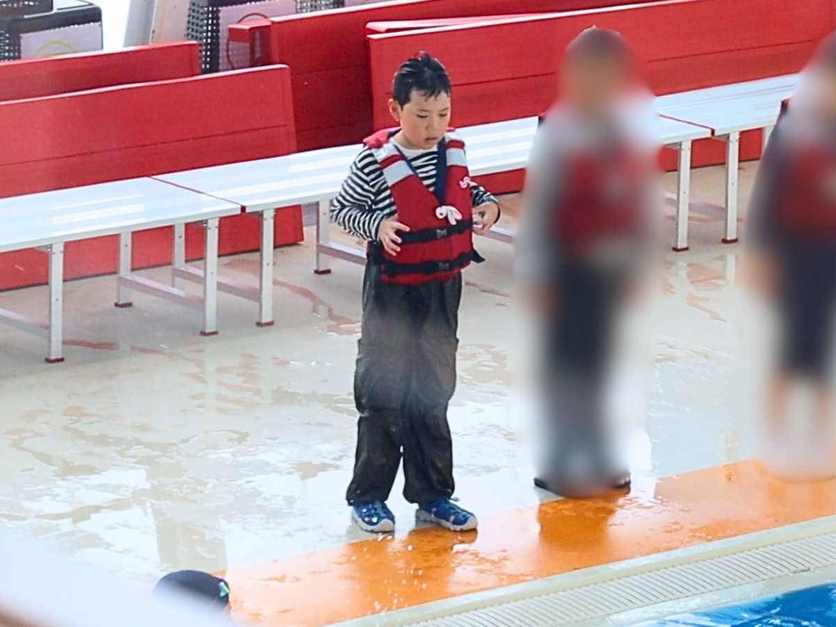 水をたっぷり含んだ長袖・長ズボン。普段の水着との違いを実感したようです
