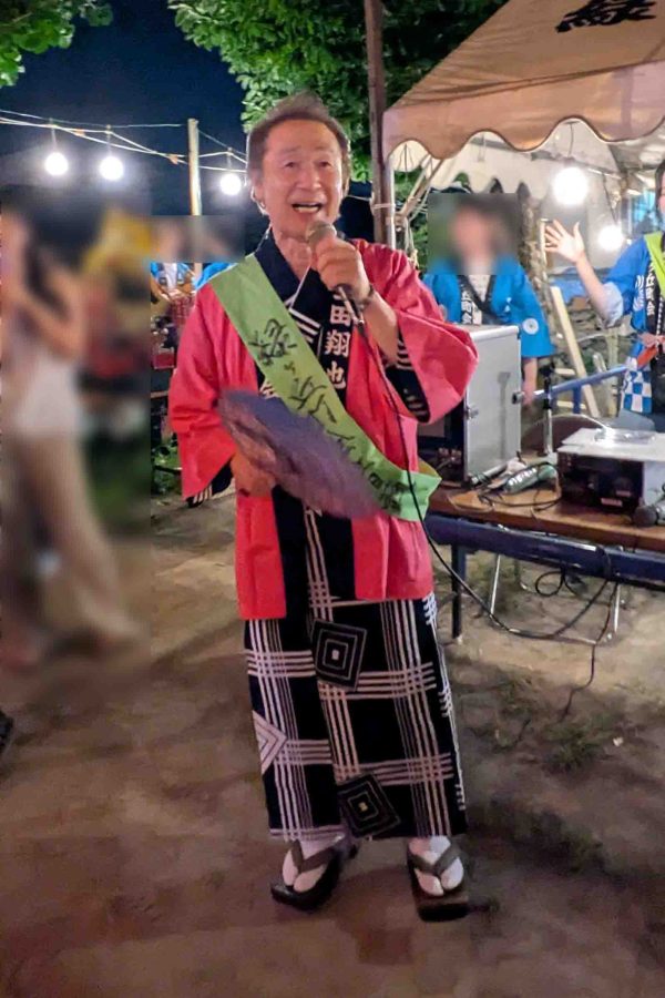 緑ヶ丘町会音頭を歌う三田さん