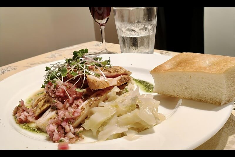 この日の夜ランチ「鶏ムネ肉のポワレ サラダタブール」夜ランチは、メインとスープ、バケットで。撮影：筆者