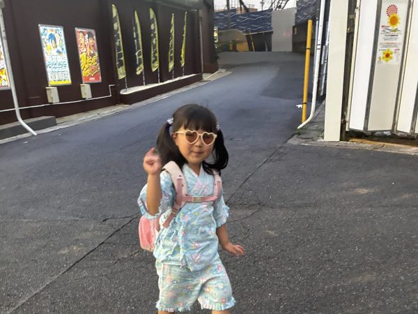 花火会場に向かう4歳娘
