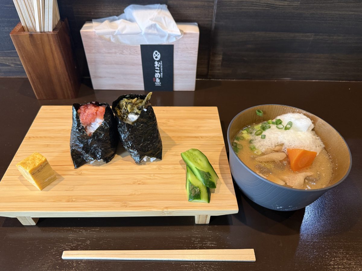 店内で朝食　(豚汁と明太子と高菜のおにぎり)