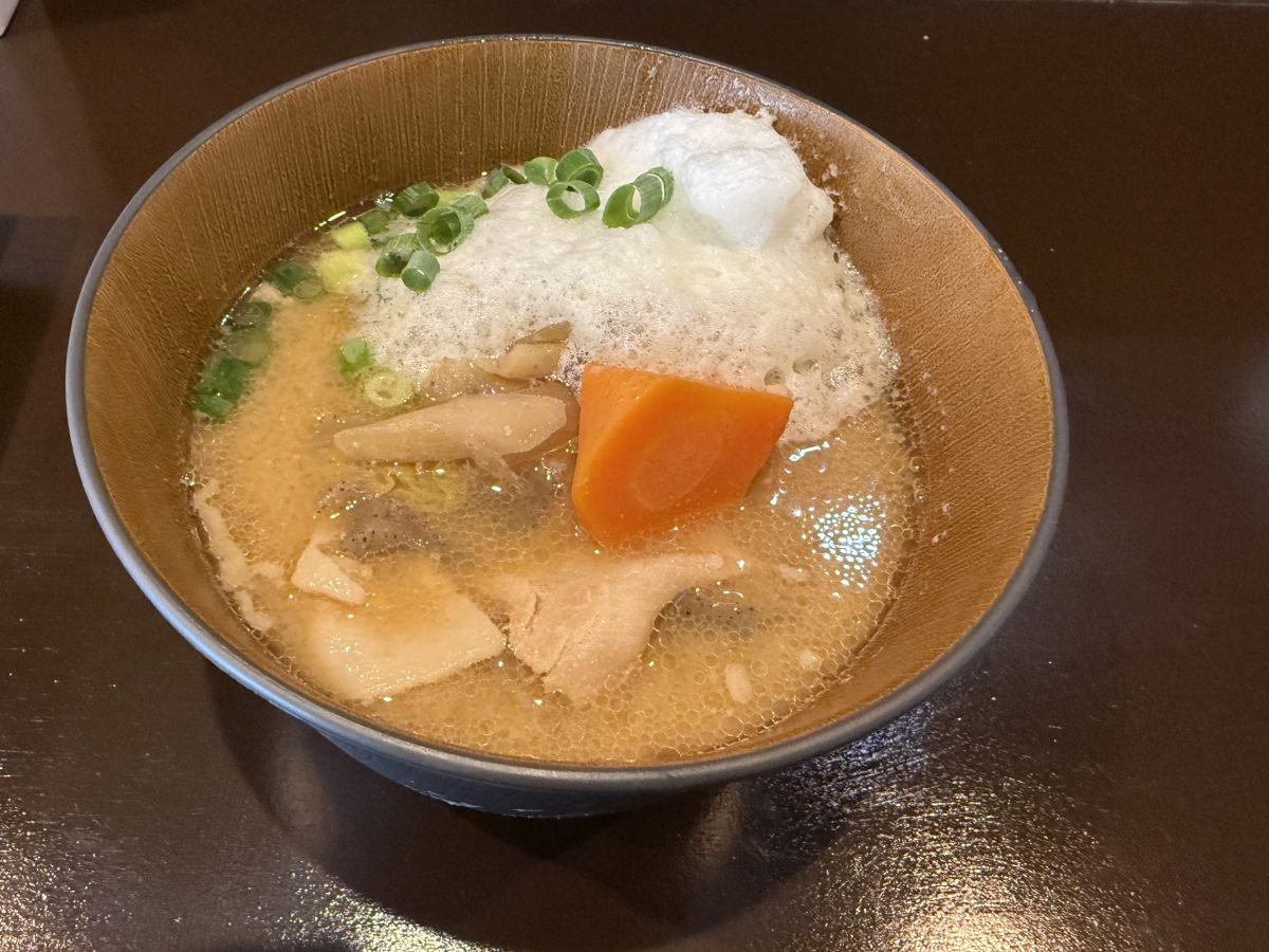 具沢山の豚汁　(店内のみ・生姜味の白い泡のせ)