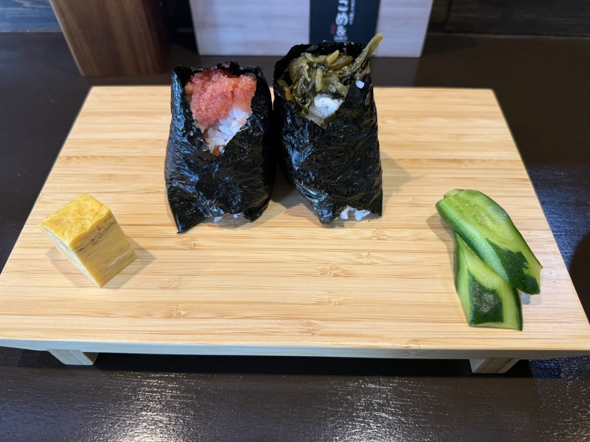 私は明太子450円と高菜300円のおにぎり(➕きゅうりの漬物と卵焼き)