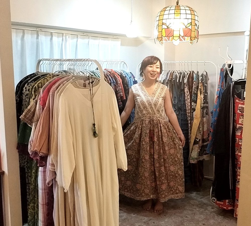 店主のみかさんと商品のワンピース